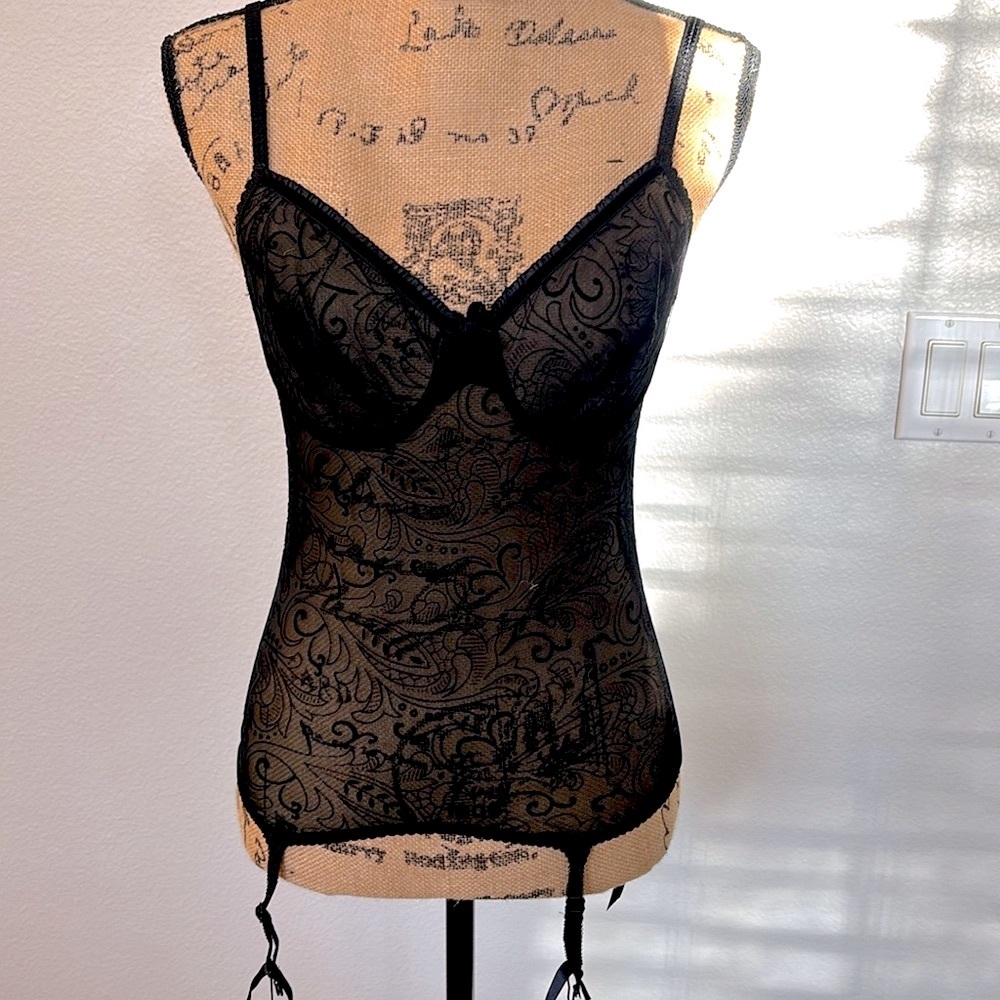 34C-Victoria Secret sexy merrywidow with built in garters.
